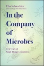 In the Company of Microbes: Ten Years of Small Things Considered - ISBN 9781555819590